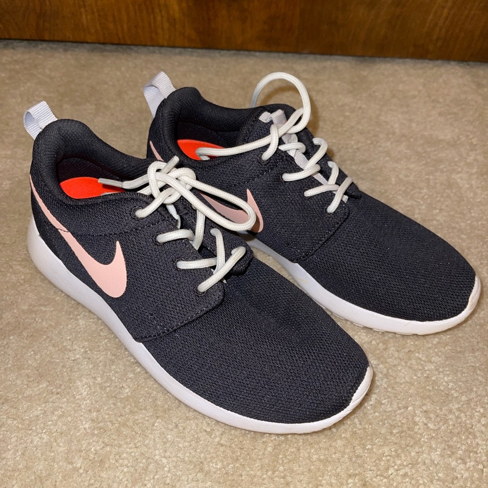 Nike Rosche - image 1
